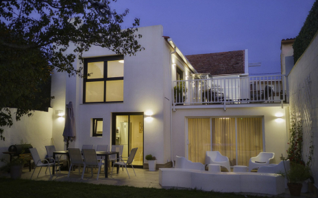 Tu alojamiento al anochecer